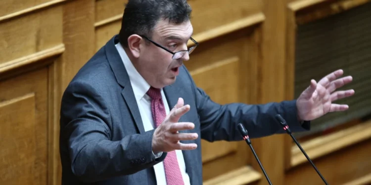 Συνελήφθη ο βουλευτής της Νίκης, Νίκος Παπαδόπουλος, γιατί έσπασε τζάμια και προθήκες στην Εθνική Πινακοθήκη