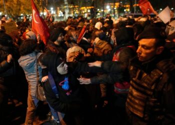 Η Τουρκία φλέγεται για τον Ιμάμογλου: Διαδηλώσεις, χημικά και συγκρούσεις για ακόμη ένα βράδυ