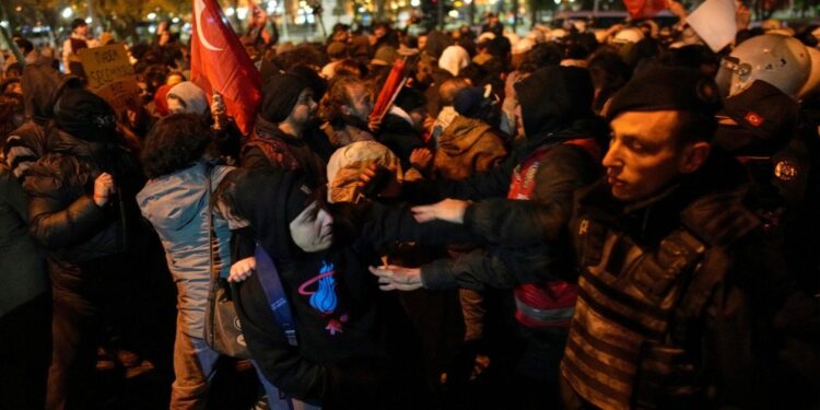 Η Τουρκία φλέγεται για τον Ιμάμογλου: Διαδηλώσεις, χημικά και συγκρούσεις για ακόμη ένα βράδυ