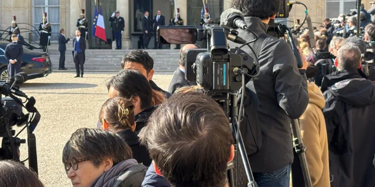 Στο Μέγαρο Ηλυσίων ο Μητσοτάκης – Ο θερμός εναγκαλισμός με Μακρόν