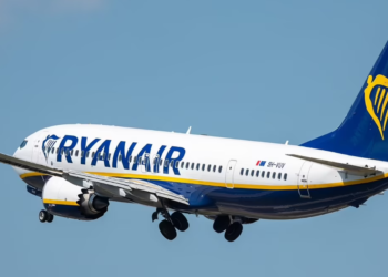 Άφυλος επιβάτης ζητά αποζημίωση 5.000 ευρώ από την Ryanair επειδή δεν είχε επιλογή ουδέτερου φύλου στα εισιτήρια