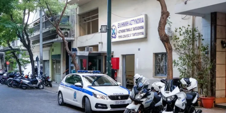 Αιγύπτιος με χατζάρα απειλούσε να σφάξει αστυνομικούς στον Άγιο Παντελεήμονα και να κάνει live στην πατρίδα του