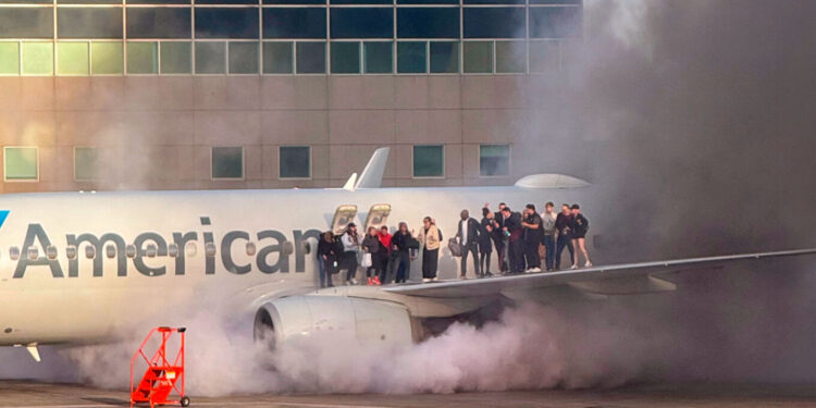 Βίντεο: Φωτιά σε Boeing της American Airlines μετά την προσγείωσή του στο Ντένβερ – Οι επιβάτες περίμεναν όρθιοι στο φτερό για να απομακρυνθούν