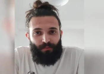 Τέμπη: Αστυνομικοί προσήγαγαν και ειρωνεύτηκαν τον πολυτραυματία Αντώνη Αντωνίου – Η συγκλονιστική ανάρτηση της μητέρας του