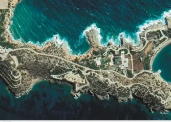 Συνελήφθη μέλος της εφοπλιστικής οικογένειας Παπαδημητρίου – Η υπόθεση με την αρχαιοκαπηλία στη βίλα στη Σχοινούσα