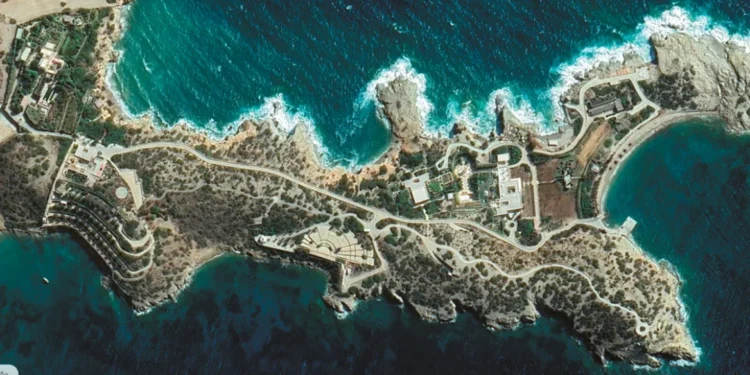 Συνελήφθη μέλος της εφοπλιστικής οικογένειας Παπαδημητρίου – Η υπόθεση με την αρχαιοκαπηλία στη βίλα στη Σχοινούσα