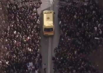 Θεσσαλονίκη: Η στιγμή που το ανθρώπινο ποτάμι για τα Τέμπη ανοίγει για ασθενοφόρο