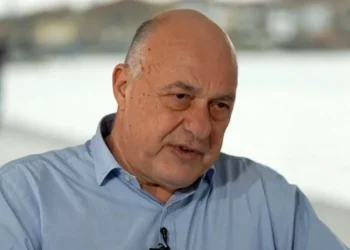 Αχιλλέας Μπέος: «Έχω πλύνει πιάτα και έχω σφουγγαρίσει, ανδρισμός δεν είναι εάν θα βοηθήσεις τη γυναίκα σου στο σπίτι»