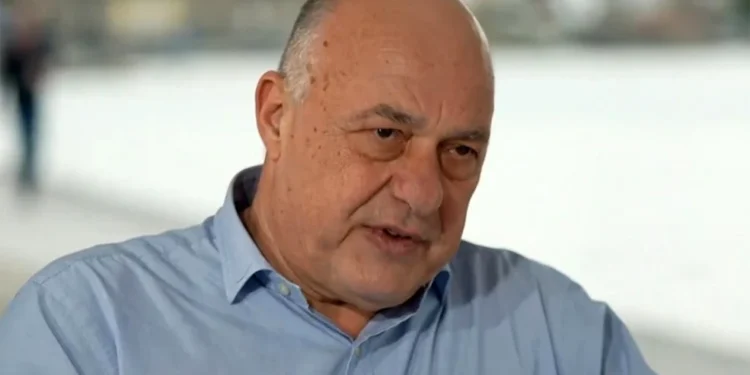 Αχιλλέας Μπέος: «Έχω πλύνει πιάτα και έχω σφουγγαρίσει, ανδρισμός δεν είναι εάν θα βοηθήσεις τη γυναίκα σου στο σπίτι»