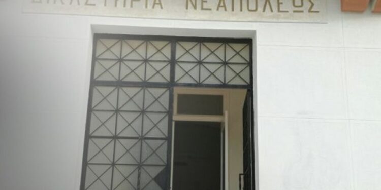 Λασίθι: Στα δικαστήρια ο 26χρονος που χτυπούσε με πέτρα τον παππού του – Συνελήφθη και ο πατέρας του