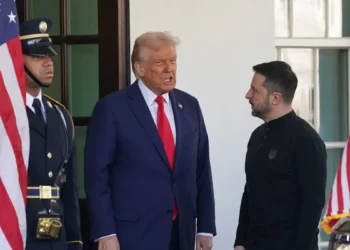 O Τραμπ στήνει στον τοίχο τον Ζελένσκι: Η άμεση παύση στρατιωτικής βοήθειας προς την Ουκρανία και οι οδυνηρές επιπτώσεις