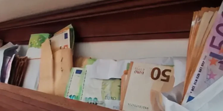 Ρόδος: Το κυνήγι θησαυρού των αστυνομικών στο σπίτι – θησαυροφυλάκιο της υπαλλήλου της Πολεοδομίας, ακόμη και βυζαντινά νομίσματα κατείχε δεύτερος κατηγορούμενος