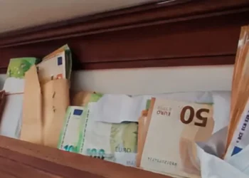 Ρόδος: Βρήκαν σχεδόν €500.000 στο σπίτι της προϊσταμένης της Πολεοδομίας – Ο τιμοκατάλογος του κυκλώματος