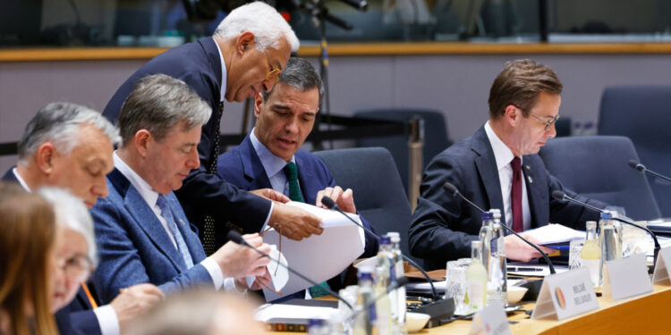 Σύνοδος Κορυφής: «Πράσινο φως» για ευρωπαϊκή άμυνα και στήριξη στην Ουκρανία – Οι αποφάσεις για τα 800 δισ. ευρώ και η μοναξιά του Όρμπαν