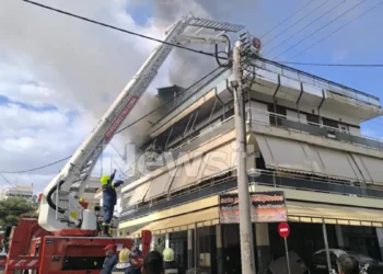 Μεγάλη φωτιά σε διαμέρισμα στο Χαϊδάρι – Κάηκαν δύο όροφοι, απεγκλωβίστηκαν 2 άτομα