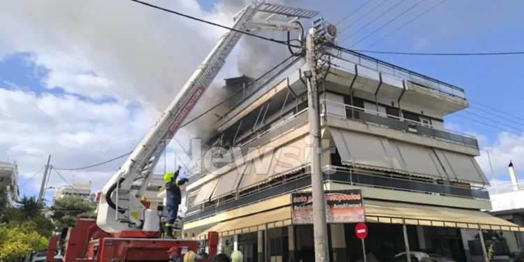 Μεγάλη φωτιά σε διαμέρισμα στο Χαϊδάρι – Κάηκαν δύο όροφοι, απεγκλωβίστηκαν 2 άτομα