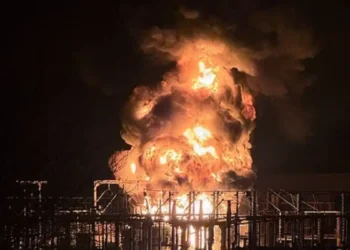 Λονδίνο: Κλειστό το αεροδρόμιο Χίθροου λόγω μεγάλης φωτιάς σε ηλεκτρικό υποσταθμό – Ακυρώνονται χιλιάδες πτήσεις