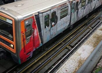 Κηφισιά: Συνελήφθη 15χρονος που πετούσε πέτρες σε τρένα του ΗΣΑΠ – Τραυματίστηκε οδηγός στο μάτι