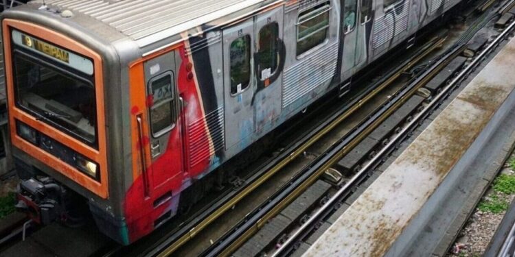 Κηφισιά: Συνελήφθη 15χρονος που πετούσε πέτρες σε τρένα του ΗΣΑΠ – Τραυματίστηκε οδηγός στο μάτι