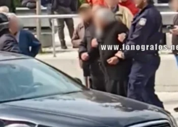 Αρχιμανδρίτης στη Λαμία έβριζε και χτυπούσε αστυνομικούς γιατί του πήραν τις πινακίδες: «Πάσχα να μη σε βρει»