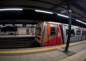 Ζευγάρι βίωσε τον τρόμο στον ΗΣΑΠ: Ληστής τους απείλησε με ψαλίδι δαγκώνοντας τη γυναίκα στο πόδι