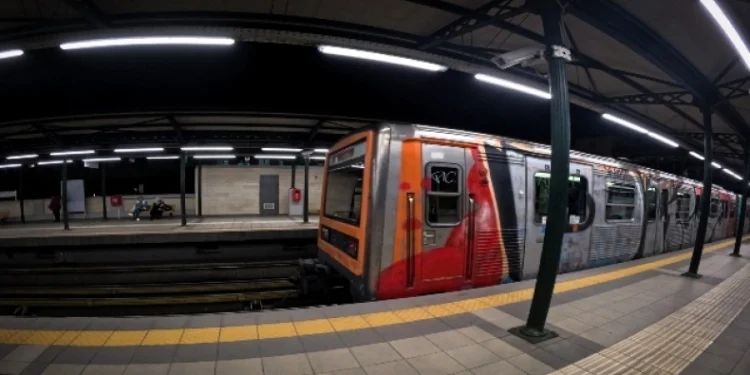 Ζευγάρι βίωσε τον τρόμο στον ΗΣΑΠ: Ληστής τους απείλησε με ψαλίδι δαγκώνοντας τη γυναίκα στο πόδι