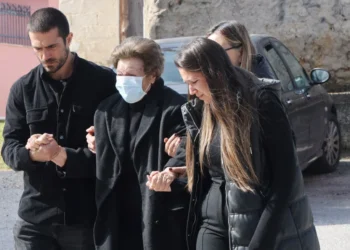 Συντετριμμένη η μητέρα της Καίτης Κωνσταντίνου στην κηδεία της ηθοποιού