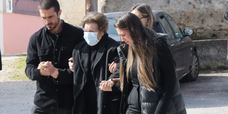 Συντετριμμένη η μητέρα της Καίτης Κωνσταντίνου στην κηδεία της ηθοποιού