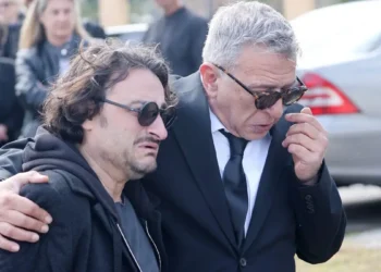 Κηδεία Καίτης Κωνσταντίνου: Τελευταίο αντίο στην ηθοποιό – Ράγισαν καρδιές η μητέρα και η αδερφή της