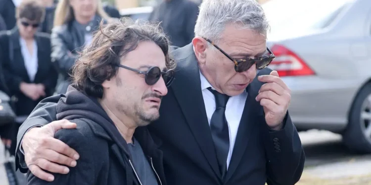 Κηδεία Καίτης Κωνσταντίνου: Τελευταίο αντίο στην ηθοποιό – Ράγισαν καρδιές η μητέρα και η αδερφή της