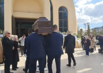 Αλέξης Κούγιας: Το τελευταίο αντίο στον ποινικολόγο – Τραγικές φιγούρες τα παιδιά του