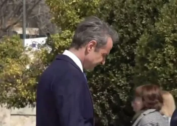 Υπόκλιση του πρωθυπουργού στα ονόματα των θυμάτων των Τεμπών στο Σύνταγμα