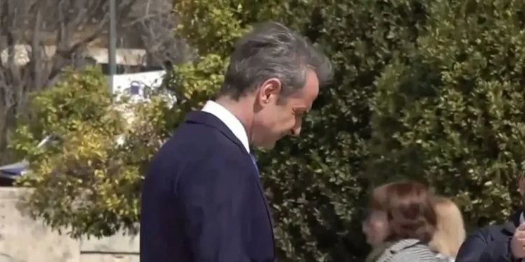 Υπόκλιση του πρωθυπουργού στα ονόματα των θυμάτων των Τεμπών στο Σύνταγμα