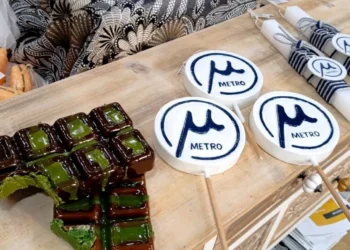 Λαμπάδα «Μετρό Θεσσαλονίκης» και σοκολάτα «Ντουμπάι»: Η πασχαλινή μόδα του 2025