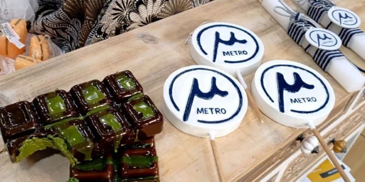 Λαμπάδα «Μετρό Θεσσαλονίκης» και σοκολάτα «Ντουμπάι»: Η πασχαλινή μόδα του 2025