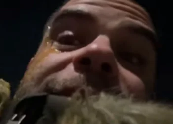 Θεσσαλονίκη: Συνέλαβαν ανήλικο που με ομάδα ατόμων επιτέθηκε στον youtuber Teosty με αβγά και πέτρες