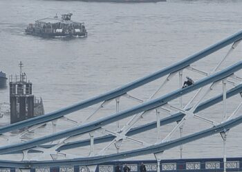 Κλειστή η εμβλητική γέφυρα του Λονδίνου – Άνδρας κάθεται σκαρφαλωμένος στα κιγκλιδώματα (video)