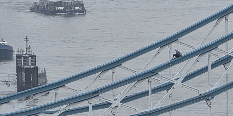 Κλειστή η εμβλητική γέφυρα του Λονδίνου – Άνδρας κάθεται σκαρφαλωμένος στα κιγκλιδώματα (video)