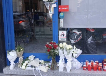 Βόλος: Λουλούδια και κεριά στο κατάστημα που διατηρούσε το νιόπαντρο ζευγάρι – Πώς συνέβη το τροχαίο δυστύχημα