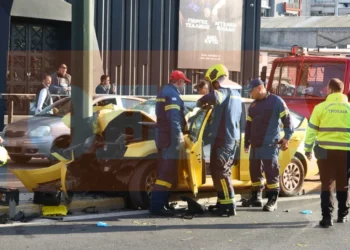 Πέθανε η 61χρονη επιβάτιδα του ταξί που καρφώθηκε σε κολώνα στην Πειραιώς