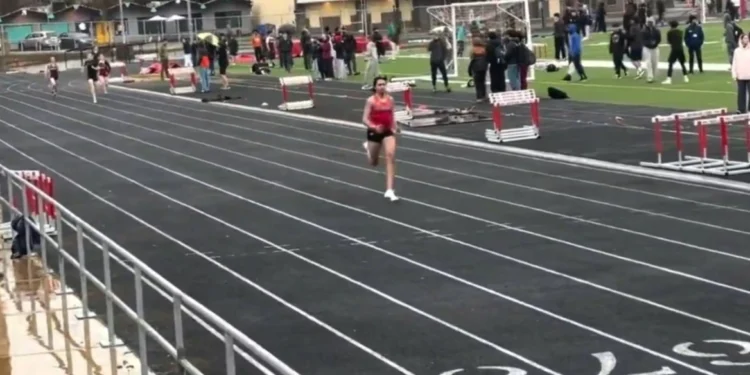 Αντιδράσεις σε σχολικό πρωτάθλημα στις Η.Π.Α.: Τρανς μαθητής έσπασε όλα τα ρεκόρ σε αγώνα κοριτσιών – Δείτε βίντεο