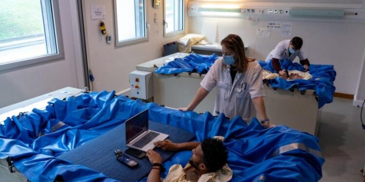 5.000 ευρώ για να ξαπλώνεις 10 μέρες: Ποιοι μπορούν να κάνουν αίτηση