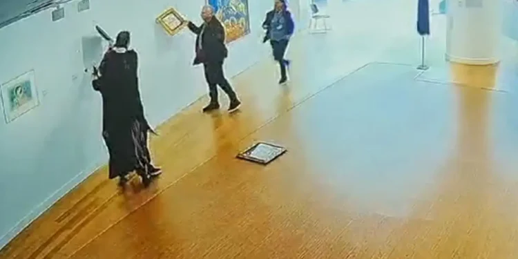 Εθνική Πινακοθήκη: Βίντεο ντοκουμέντο από τη στιγμή που ο βουλευτής Νίκος Παπαδόπουλος βανδαλίζει τα έργα τέχνης