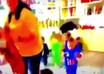 Απολύθηκε από το ιδιωτικό σχολείο στην Κύπρο η νηπιαγωγός που ταρακούνησε παιδί φωνάζοντας «θα σε πετάξω από το παράθυρο;»