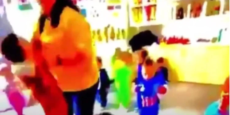 Απολύθηκε από το ιδιωτικό σχολείο στην Κύπρο η νηπιαγωγός που ταρακούνησε παιδί φωνάζοντας «θα σε πετάξω από το παράθυρο;»