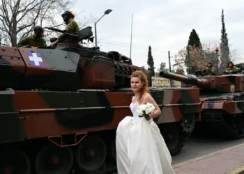 25η Μαρτίου: Νύφη με ανθοδέσμη στο χέρι πόζαρε μπροστά από τα άρματα πριν την παρέλαση