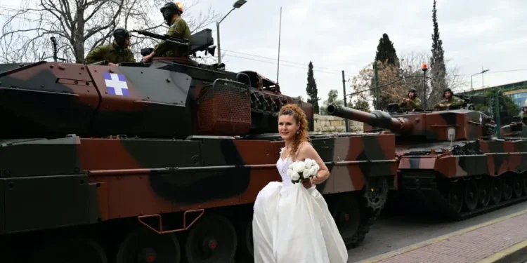 25η Μαρτίου: Νύφη με ανθοδέσμη στο χέρι πόζαρε μπροστά από τα άρματα πριν την παρέλαση