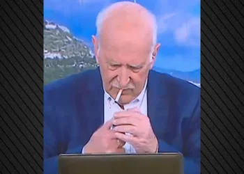 O Γιώργος Παπαδάκης πιάστηκε να καπνίζει στον τηλεοπτικό αέρα – Δείτε το βίντεο