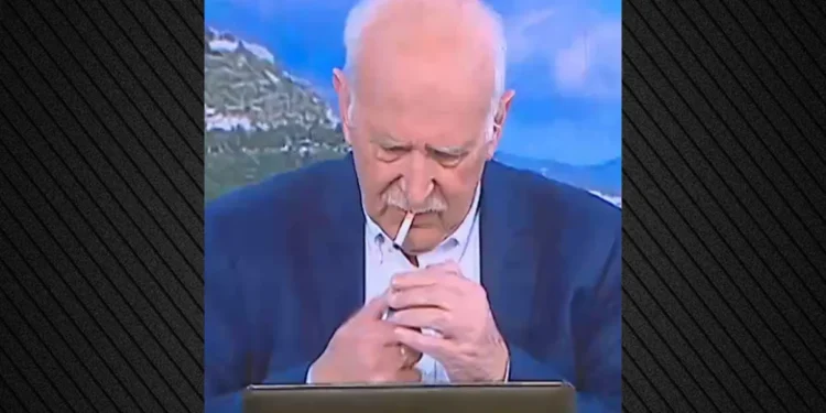 O Γιώργος Παπαδάκης πιάστηκε να καπνίζει στον τηλεοπτικό αέρα – Δείτε το βίντεο
