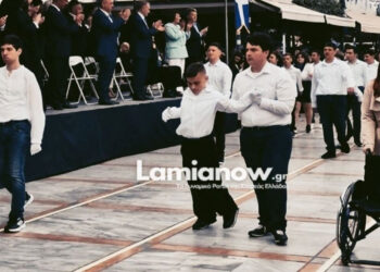 Έλενα Ακρίτα: «Μισαναπηρισμός» η παρουσίαση του μαθητή που σηκώθηκε από το αμαξίδιο και έκανε παρέλαση – Τι της απάντησε καθηγήτριά του